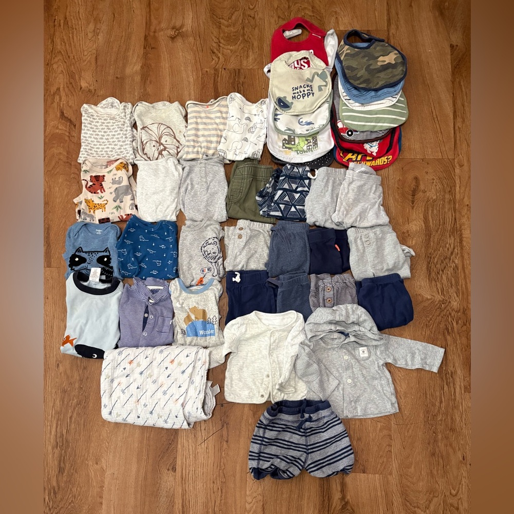 28-piece baby boy clothing bundle + 14 bibs + blanket